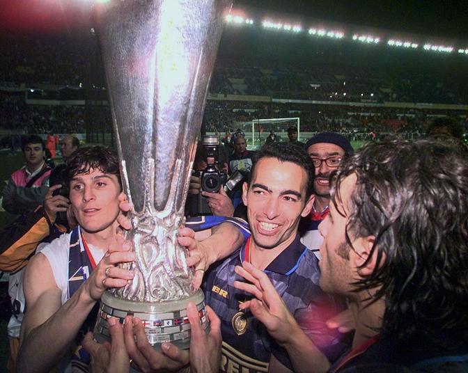 Con Youri Djorkaeff dopo la vittoria della Coppa Uefa nel 1998: battuta la Lazio 3-0. Zanetti segna uno dei tre gol. Archivio